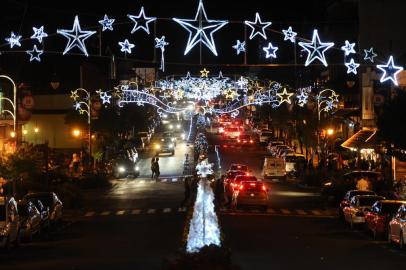  

GRAMADO, RS, BRASIL, 30/11/2013. Natal Luz em Gramado, na Serra Gaúcha, atrai milhares de turistas todos os anos. Na foto, iluminação de Natal do centro de Gramado. (Diogo Sallaberry/Pioneiro)
Indexador: Diogo Sallaberry