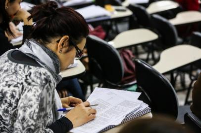  PORTO ALEGRE, RS, BRASIL, 23/06/2014: CONCURSOS PÚBLICOS PARADOS POR CAUSA DAS ELEIÇÕES - Capa do Dinheiro: em ano eleitoral, são proibidos os lançamentos de concursos 90 dias antes e 90 depois do pleito. Na foto dois concurseiros que não vão parar de estudar mesmo nesse período. Pablo Peralta e Dúnia Lopes Coelho.  (Foto: Omar Freitas / Zero Hora)Indexador: Omar FreitasFotógrafo: Omar Freitas