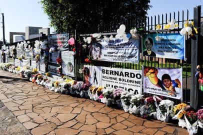 TRÊS PASSOS/RS/BRASIL - A casa onde o menino Bernardo morava virou uma espécie de parada obrigatória em Três Passos desde o último sábado (6), quando o garoto completaria 12 anos. Dezenas de vasos de flores, cartazes e velas são fixados ao portão da residência. A todo o momento as pessoas param para prestar homenagens e muitas ainda se emocionam ao lembrar do menino, que foi encontrado morto no dia 4 de abril de 2014. (Marcelo Oliveira/AgênciaRBS).