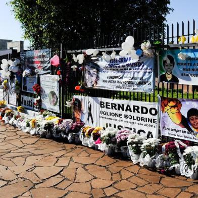 TRÊS PASSOS/RS/BRASIL - A casa onde o menino Bernardo morava virou uma espécie de parada obrigatória em Três Passos desde o último sábado (6), quando o garoto completaria 12 anos. Dezenas de vasos de flores, cartazes e velas são fixados ao portão da residência. A todo o momento as pessoas param para prestar homenagens e muitas ainda se emocionam ao lembrar do menino, que foi encontrado morto no dia 4 de abril de 2014. (Marcelo Oliveira/AgênciaRBS).