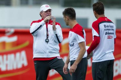 Abel Braga, técnico do Inter, com Alex e Rafael Moura