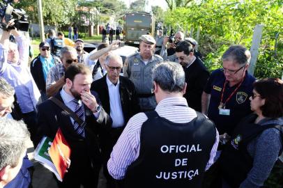  PORTO ALEGRE , RS , BRASIL , 09-09-2014: Oficiais de Justiça chegaram para a entrega do ofício por volta das 8h. Policiais militares, equipes das CEEE, ambulâncias do Serviço de Atendimento Móvel de Urgência (Samu) e caminhões de mudança já estavam desde cedo no local. (FOTO : RONALDO BERNADRI / AGENCIA RBS )