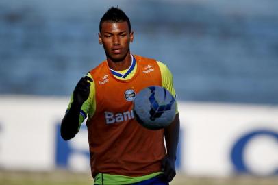  PORTO ALEGRE,RS,BRASIL, 14-08-2014. Treino no Estádio Olímpico, grêmio se prepara para encarar o Criciúma. Jogador Walace. (FOTO: MAURO VIEIRA/AGENCIA RBS/ESPORTE)