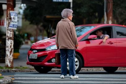  

PORTO ALEGRE, RS, BRASIL, 05-12-2014: Matéria sobre faixa de segurança. Na foto pedestres na avenida Getúlio Vargas no bairro Menino Deus. (Foto: Ricardo Duarte/Agência RBS/Sua Vida)