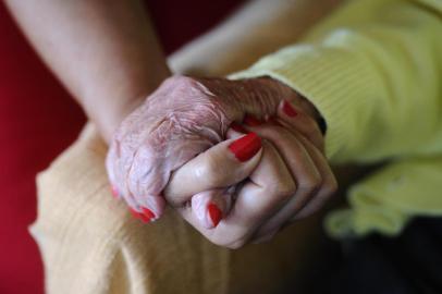  FLORIANÓPILIS, SC. BRASIL 21-09-2012 CADERNO VIDA E SAÚDE : Pessoas que sofrem com  Mal de Alzheimer na foto  Paciente Carmen Blanco Malhado, de 85 anos com a sua filha pedagoga e empresária Eliane Célia Malhado de Souza .Indexador: RICARDO WOLFFENBUTTEL           