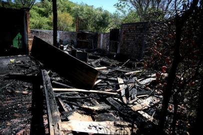  

SANTANA DO LIVRAMENTO, RS, BRASIL, 11-09-2014 : Após vistoria de cerca de uma hora no CTG Sentinelas do Planalto, alvo de um incêndio em Santana do Livramento, a juíza Carine Labres pediu ajuda da população para "reconstruir o galpão em tempo recorde" e possibilitar a realização do casamento gay e de outros 28 casais heterossexuais neste sábado. (Foto: CARLOS MACEDO/Agência RBS, Editoria Geral)