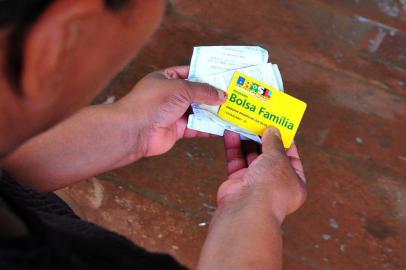  

ATENÇÃO: NÃO IDENTIFICAR O NOME NEM O NÚMERO DO CARTÃO DA FONTE.
Duas mulheres de Alvorada denunciam que receberam um aumento no valor do benefício do Bolsa Família durante os 2 meses de eleição. Agora em novembro o valor voltou a ser o que era antes.
Na foto, Marlene Rodrigues da Silva (NÃO IDENTIFICAR).