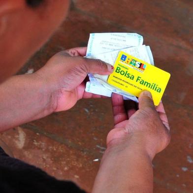  

ATENÇÃO: NÃO IDENTIFICAR O NOME NEM O NÚMERO DO CARTÃO DA FONTE.
Duas mulheres de Alvorada denunciam que receberam um aumento no valor do benefício do Bolsa Família durante os 2 meses de eleição. Agora em novembro o valor voltou a ser o que era antes.
Na foto, Marlene Rodrigues da Silva (NÃO IDENTIFICAR).