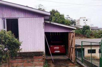 Na manhã de quinta-feira, por volta das 10 horas, o proprietário de uma casa que estava para locação na Rua Fausto Alves de Lima, no Loteamento Parque Verde, em Caxias, levou um susto ao visitar o imóvel: um automóvel Hyundai HB20 estava estacionado na garagem.