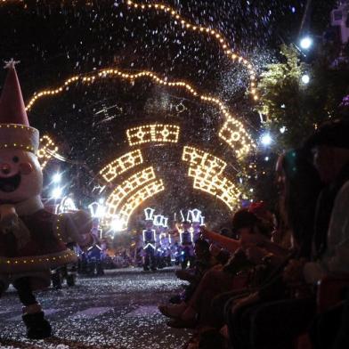  

Primeiro Grande Desfile de Natal, na avenida das hortências e que faz parte da 24ª edição do Natal Luz de Gramado.