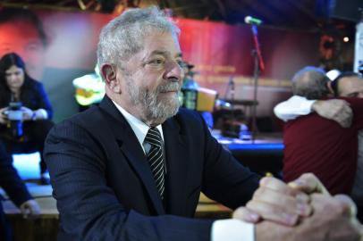  PORTO ALEGRE, RS, BRASIL, 06-04-2014 : Após Encontro do Partido dos Trabalhadores, o ex-presidente Luis Inácio Lula da Silva recebe homenagens de lideranças políticas e movimentos sociais em jantar com o governador Tarso Genro no Galpão Crioulo do Parque Harmonia. (Foto: FÉLIX ZUCCO/Agência RBS, Editoria Geral)