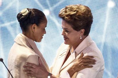 Presidential candidate for the Brazilian Socialist Party Marina Silva (L) greets Workers' Party candidate and current President Dilma Rousseff (C) alongside Brazilian Social Democracy Party candidate Aecio Neves before a television debate in Sao Paulo, Brazil on July 26, 2014. Brazilian general elections will take place next October 5. AFP PHOTO / Miguel SCHINCARIOL