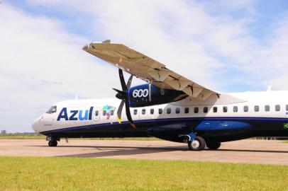  A estreia das operações da Azul Linhas Aéreas em Santa Maria ocorreu no começo da tarde desta segunda-feira, com a chegada do voo vindo de Porto Alegre. Depois que os 64 passageiros desembarcaram da aeronave ATR-72, com 68 lugares, o avião começou a ser preparado para o embarque dos passageiros cujo destino é a Capital.