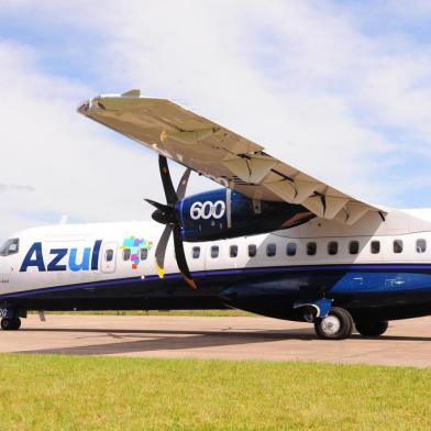  A estreia das operações da Azul Linhas Aéreas em Santa Maria ocorreu no começo da tarde desta segunda-feira, com a chegada do voo vindo de Porto Alegre. Depois que os 64 passageiros desembarcaram da aeronave ATR-72, com 68 lugares, o avião começou a ser preparado para o embarque dos passageiros cujo destino é a Capital.