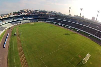  

PORTO ALEGRE, RS, BRASIL, 20-08-2014 : O Grêmio colocará à venda, a partir de setembro, pedaços de grama do Olímpico que serão emoldurados e disponibilizados aos torcedores. O processo de retirada dos 350 metros quadrados do campo se iniciou na manhã desta quarta-feira. O piso que será comercializado é de dentro das quatro linhas. A grama atrás das goleiras será utilizada para repor os pedaços extraídos, possibilitando que o Grêmio siga utilizando o campo do Olímpico para treinamentos. (Foto: BRUNO ALENCASTRO/Agência RBS, Editoria Esportes)