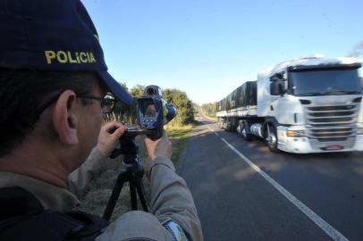  

SANTA MARIA , RS , BRASIL , 20/08/2014
Primeiro dia da Operação Hermes da PRF na região. Equipe atuará em trechos da BR-287, BR-392 e BR-290 até sexta-feira. Seis viaturas estão fazendo a operação na região. 
FOTO JEAN PIMENTEL / AGÊNCIA RBS, GERAL