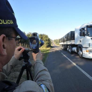  

SANTA MARIA , RS , BRASIL , 20/08/2014
Primeiro dia da Operação Hermes da PRF na região. Equipe atuará em trechos da BR-287, BR-392 e BR-290 até sexta-feira. Seis viaturas estão fazendo a operação na região. 
FOTO JEAN PIMENTEL / AGÊNCIA RBS, GERAL