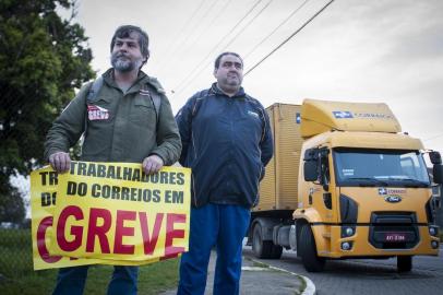  

PORTO ALEGRE, RS, BRASIL, 18-09-2014: Piquete dos servidores da greve dos Correios. (Foto: Camila Hermes/Especial)