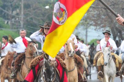  O Desfile Farroupilha em Santa Maria encerrou com chuva na manhã desta sexta-feira. Cerca de 15 mil pessoas assistiram a passagem de 35 entidades tradicionalistas pela Avenida Medianeira.As atividades iniciaram às 8h15min, com hasteamento das bandeiras do Brasil, do Rio Grande do Sul e de Santa Maria, ao som do Hino Nacional tocado pela Banda da Base Aérea.FOTO JEAN PIMENTEL/ AGÊNCIA RBS