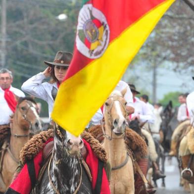  O Desfile Farroupilha em Santa Maria encerrou com chuva na manhã desta sexta-feira. Cerca de 15 mil pessoas assistiram a passagem de 35 entidades tradicionalistas pela Avenida Medianeira.As atividades iniciaram às 8h15min, com hasteamento das bandeiras do Brasil, do Rio Grande do Sul e de Santa Maria, ao som do Hino Nacional tocado pela Banda da Base Aérea.FOTO JEAN PIMENTEL/ AGÊNCIA RBS