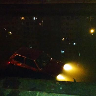 PORTO ALEGRE (RS - BRASIL), 19/09/2014: Carro cai no Arroio Dilúvio em Porto Alegre