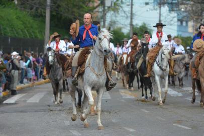  

SANTA MARIA, RS, BRASIL, 20 DE SETEMBRO DE 2014.
Neste ano, o público que acompanha os tradicionalistas na Avenida Medianeira diminuiu bastante. De acordo com a Brigada Militar, 6 mil pessoas acompanham o desfile. Número bem mais modesto do que em 2013, quando cerca de 15 mi pessoas compareceram.
FOTO: GABRIEL HAESBAERT/ESPECIAL