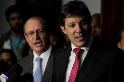 Tarifas de R$ 3 em SP retornam na segunda-feira, 24SP - TARIFAS/ALCKMIN/HADDAD  - CIDADES - O prefeito de São Paulo, Fernando Haddad (PT) (d), e o governador de São Paulo, Geraldo Alckmin (PSDB), durante entrevista coletiva para   anunciar a redução da tarifa de ônibus e trens do Metrô e da Companhia Paulista de Trens Metropolitanos (CPTM), no Palácio dos Bandeirantes,   na zona sul de São Paulo, nesta quarta-feira. Com a decisão, o valor das tarifas, atualmente em R$ 3,20, volta a custar R$ 3.    19/06/2013 - Foto: FILIPE ARAÚJO/ESTADÃO CONTEÚDOEditoria: CIDADESLocal: SÃO PAULOIndexador: FILIPE ARAÚJOFotógrafo: ESTADÃO CONTEÚDO