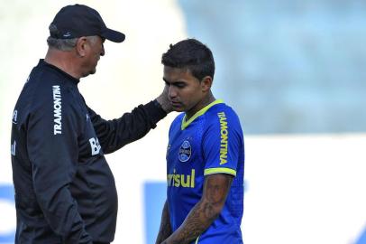 PORTO ALEGRE,RS, BRASIL,15.08.2014 - Treino do Grêmio no estádio Olímpico.(FOTO: LAURO ALVES/AGÊNCIA RBS)Técnico Felipão e jogador Dudu