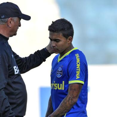 PORTO ALEGRE,RS, BRASIL,15.08.2014 - Treino do Grêmio no estádio Olímpico.(FOTO: LAURO ALVES/AGÊNCIA RBS)Técnico Felipão e jogador Dudu