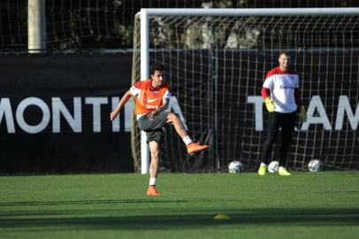  

PORTO ALEGRE, RS, BRASIL, 25-09-2014:Treino do jogador Nilmar no Beira-rio.(Foto: MARCELO OLIVEIRA/Agência RBS)