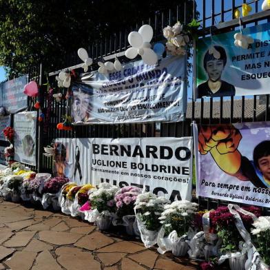 TRÊS PASSOS/RS/BRASIL - A casa onde o menino Bernardo morava virou uma espécie de parada obrigatória em Três Passos desde o último sábado (6), quando o garoto completaria 12 anos. Dezenas de vasos de flores, cartazes e velas são fixados ao portão da residência. A todo o momento as pessoas param para prestar homenagens e muitas ainda se emocionam ao lembrar do menino, que foi encontrado morto no dia 4 de abril de 2014. (Marcelo Oliveira/AgênciaRBS).