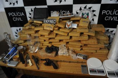  

A Polícia Civil deflagrou, na sexta-feira, uma operação de repressão ao tráfico de drogas em Santa Maria. Foram apreendidos 105 quilos de maconha e dois quilos de crack, considerada a segunda maior apreensão de drogas neste ano. Um homem de 32 anos foi preso.