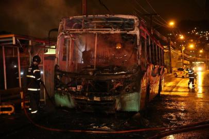  

Onibus queimado no Saco dos Limões