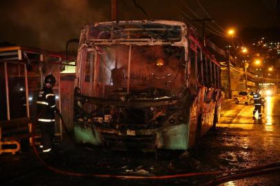  

Onibus queimado no Saco dos Limões