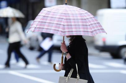 Em Porto Alegre, o tempo deve permanecer nublado, com garoa e pancadas de chuva isoladas