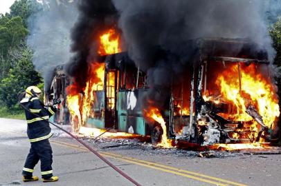  

Fpolis - coletivo é incendiado no bairro tapera em florianópolis