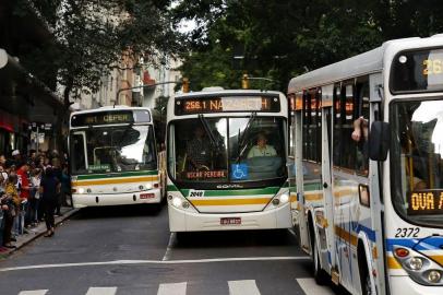  PORTO ALEGRE, RS, BRASIL, 19/09/2014: Ônibus circulam na região central de Porto Alegre. A prefeitura deve licitar o sistema de coletivos, algo nunca feito antes. Em 1920, a operação foi iniciada, mas desde então funciona por meio de permissões. São 1.703 ônibus em 400 linhas, operados em três consórcios (STS, Unibus e Conorte) e pela empresa pública Carris. (Foto: Mateus Bruxel / Agência RBS)