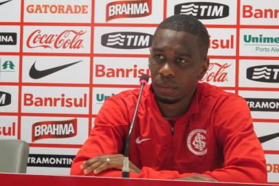 Zagueiro Juan concede entrevista coletiva no Beira-Rio.