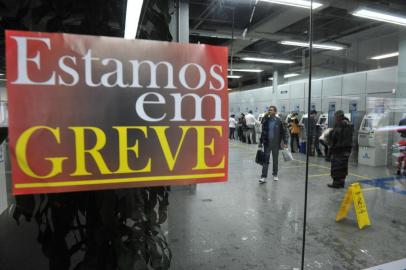  

SANTA MARIA , RS , BRASIL , 30/09/2014
Agências de Santa Maria fecham após greve dos bancários
FOTO JEAN PIMENTEL / AGÊNCIA RBS, GERAL