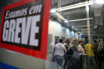  PORTO ALEGRE, RS, BRASIL - 30-09-2014 - Bancários em greve. Agências bancárias no Centro da capital (FOTO: FERNANDO GOMES/AGÊNCIA RBS)