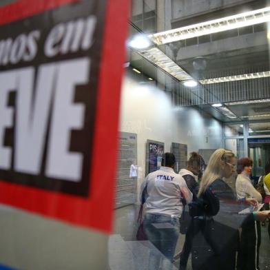  PORTO ALEGRE, RS, BRASIL - 30-09-2014 - Bancários em greve. Agências bancárias no Centro da capital (FOTO: FERNANDO GOMES/AGÊNCIA RBS)