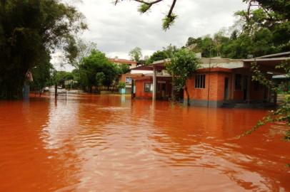 Chuva faz subir nível do Rio Uruguai em Porto Mauá.