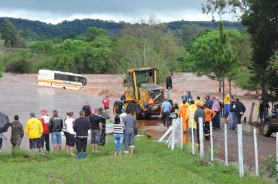 Rdgol - prefeitura de Santo Cristo, chuva fim de setembro - ônibus arrastado pela chuva