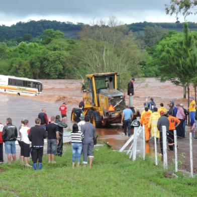 Rdgol - prefeitura de Santo Cristo, chuva fim de setembro - ônibus arrastado pela chuva