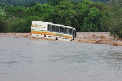 Rdgol - prefeitura de Santo Cristo, chuva fim de setembro - ônibus arrastado pela chuva