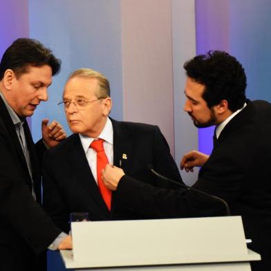  

PORTO ALEGRE, RS, BRASIL, 30-09-2014:  O candidato Tarso Genro nos bastidores do  último debate com candidatos ao Palácio Piratini (antes da votação de domingo) que a RBS TV promove na noite desta terça-feira. O programa tem a mediação do jornalista Tulio Milman e a participação dos seis candidatos  cujos partidos têm representação na Câmara Federal:da esq. p/ dir. José Ivo Sartori (PMDB), Roberto Robaina (PSOL), Tarso Genro (PT),  Vieira da Cunha (PDT) Ana Amélia Lemos (PP) e Estivalete (PRTB). (Foto: Marcelo Oliveira/Agência RBS, NOTÍCIAS)