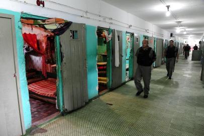  PORTO ALEGRE, RS , BRASIL , 02-10-2014,Em ritmo acelerado, a Superintendência dos Serviços Penitenciários (Susepe) retomou nesta segunda-feira a transferência de presos do Presídio Central de Porto Alegre. A cada dia, 47 detentos serão levados temporariamente para a Penitenciária Modulada de Montenegro. O objetivo é esvaziar o pavilhão C, para que possa ser demolido ainda na primeira quinzena de outubro.    (FOTO:RONALDO BERNARDI / AGENCIA RBS )