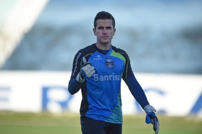  

PORTO ALEGRE,RS,BRASIL - 02-10-2014. Menino parabeniza jogador Marcelo Grohe pela convocação para seleção Brasileira. (FOTO: RICARDO DUARTE/AGENCIA RBS/ESPORTE)