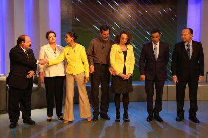  

RIO DE JANEIRO, RJ, BRASIL, 02-10-2014: Debate da Globo entre candidatos à Presidência da República. Participam do debate os candidatos cujos partidos possuem representação na Câmara dos Deputados: Levy Fidelix (PRTB), Dilma Rousseff (PT), Marina Silva (PSB), Eduardo Jorge (PV), Luciana Genro (PSOL), Aécio Neves (PSDB), e Pastor Everaldo (PSC). Mediado por William Bonner, o debate rá quatro blocos e duas horas de duração. (Foto: Diego Vara/Agência RBS, NOTÍCIAS)