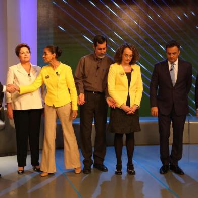  

RIO DE JANEIRO, RJ, BRASIL, 02-10-2014: Debate da Globo entre candidatos à Presidência da República. Participam do debate os candidatos cujos partidos possuem representação na Câmara dos Deputados: Levy Fidelix (PRTB), Dilma Rousseff (PT), Marina Silva (PSB), Eduardo Jorge (PV), Luciana Genro (PSOL), Aécio Neves (PSDB), e Pastor Everaldo (PSC). Mediado por William Bonner, o debate rá quatro blocos e duas horas de duração. (Foto: Diego Vara/Agência RBS, NOTÍCIAS)